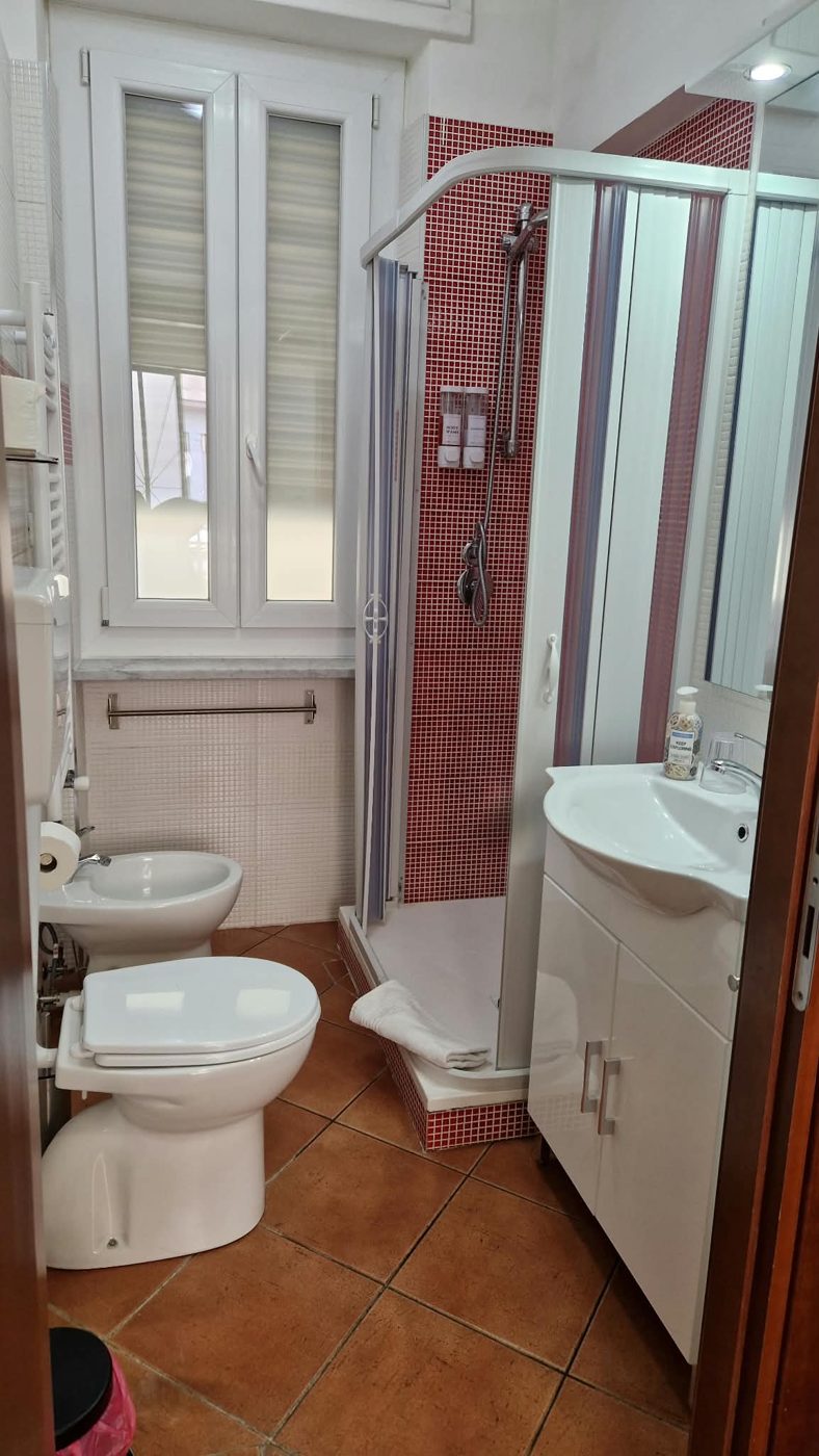 Camera Coccinella: bagno privato con doccia e mosaico rosso