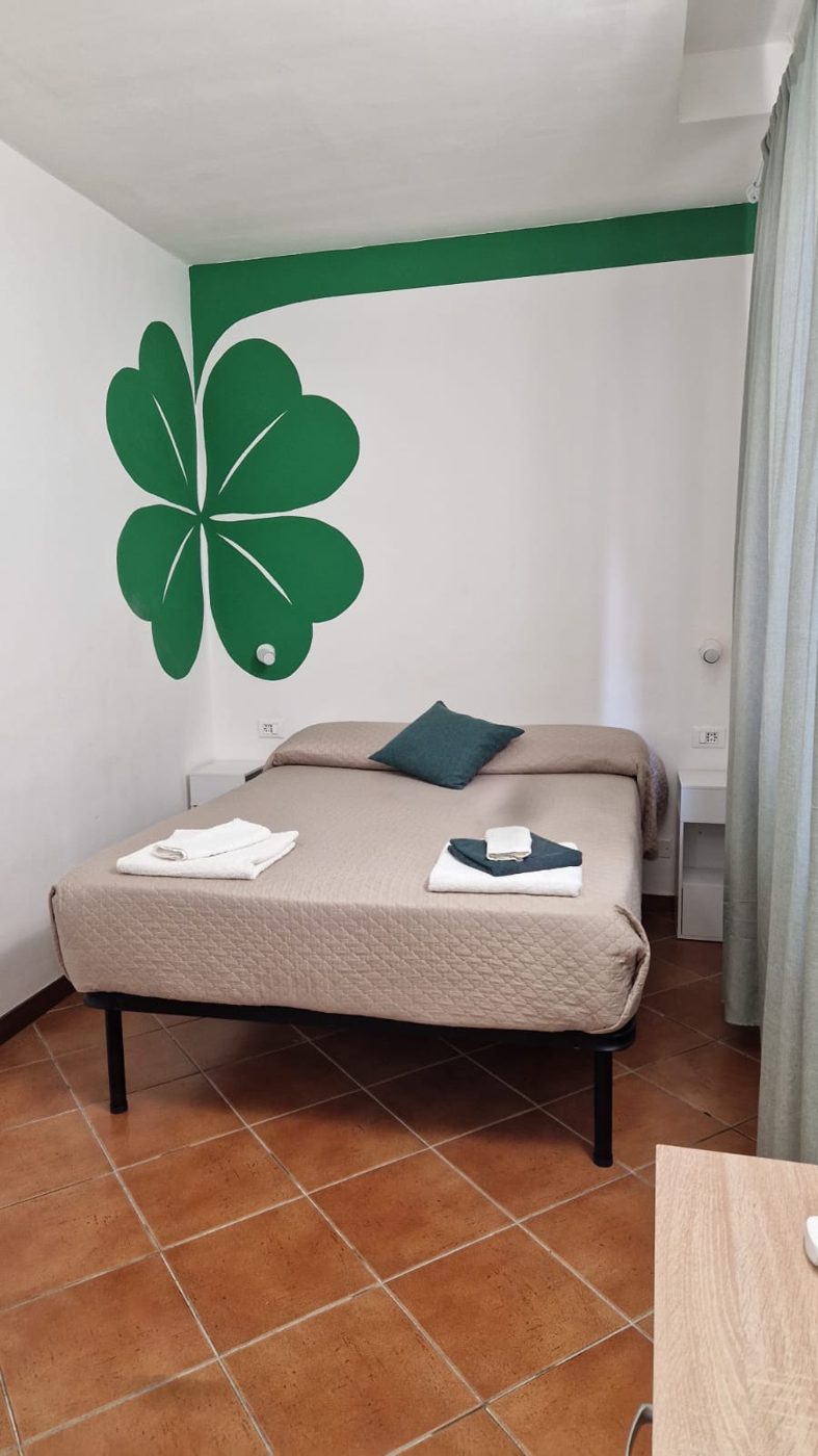 Camera Quadrifoglio: letto matrimoniale sotto il grande quadrifoglio dipinto a parete